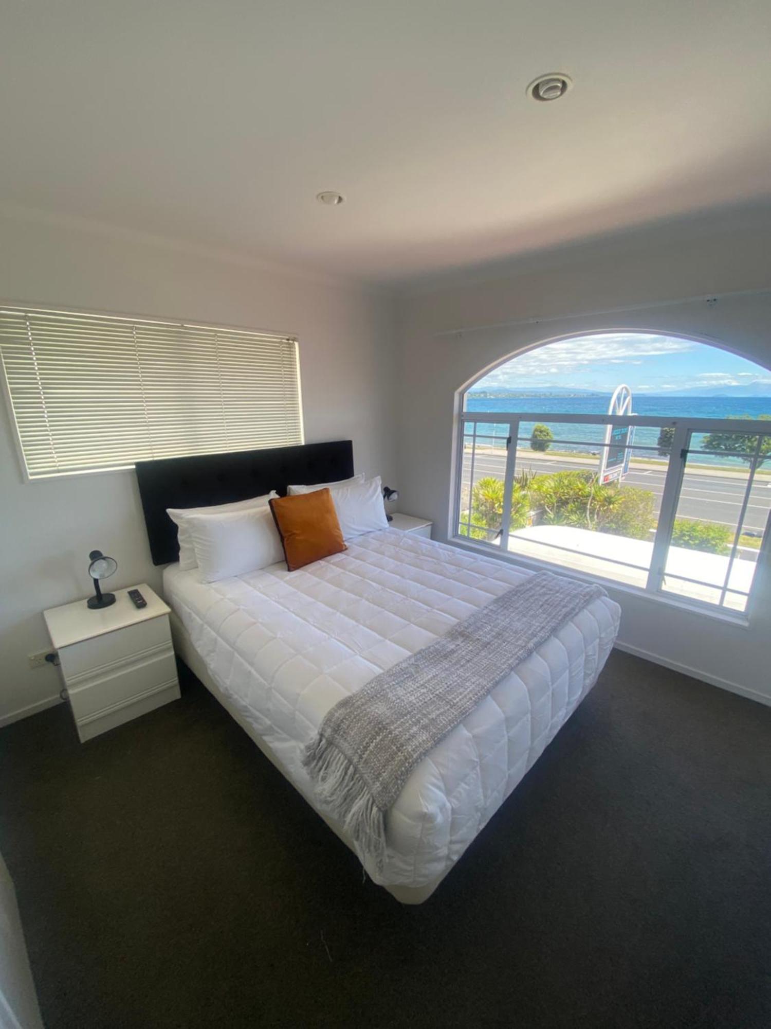 Lakeside Taupo Motel ภายนอก รูปภาพ