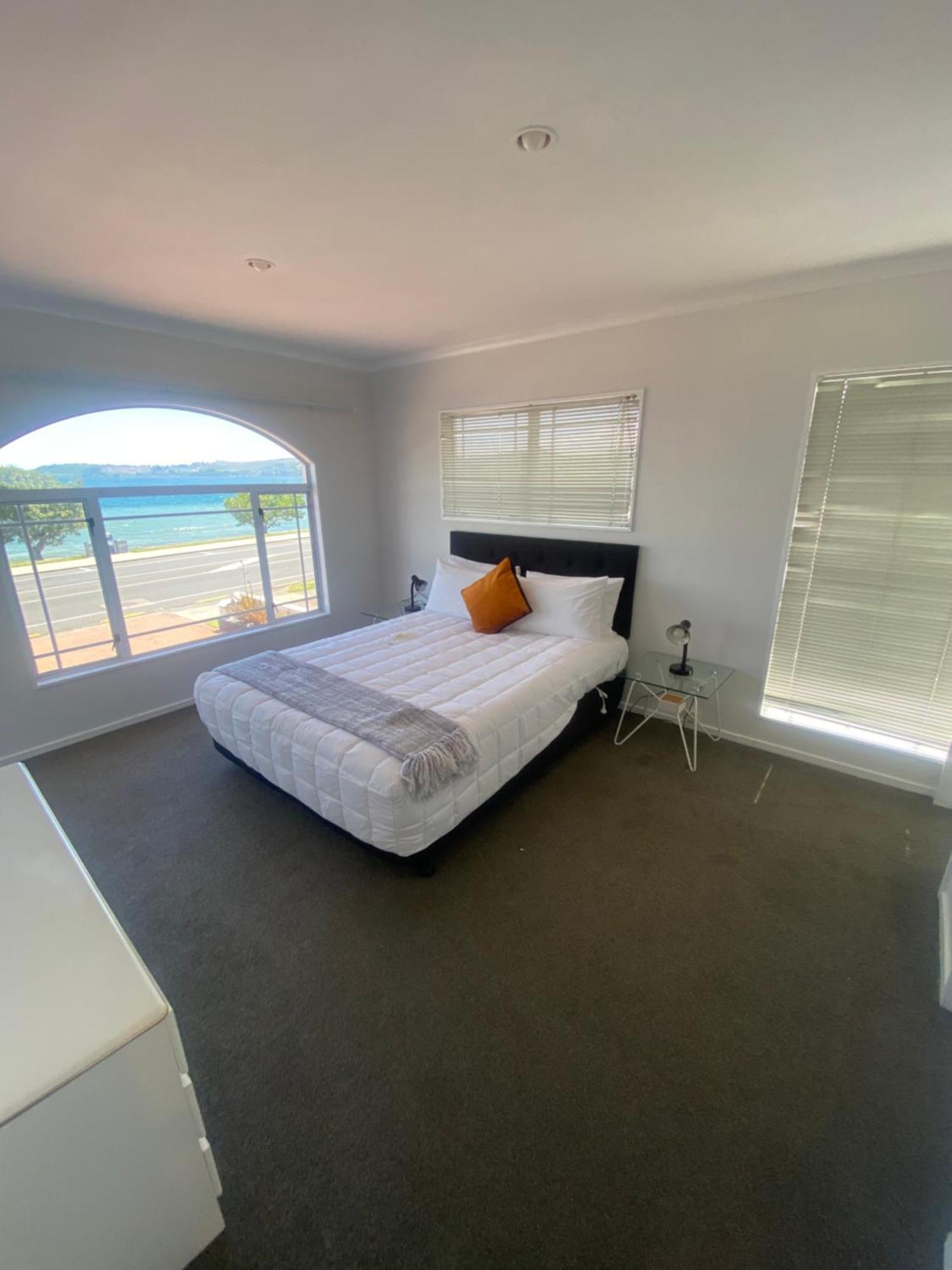 Lakeside Taupo Motel ภายนอก รูปภาพ